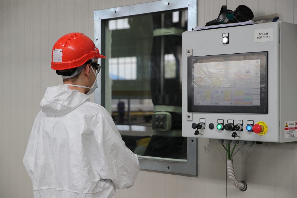 Пульт управления одной из трех камер окраски