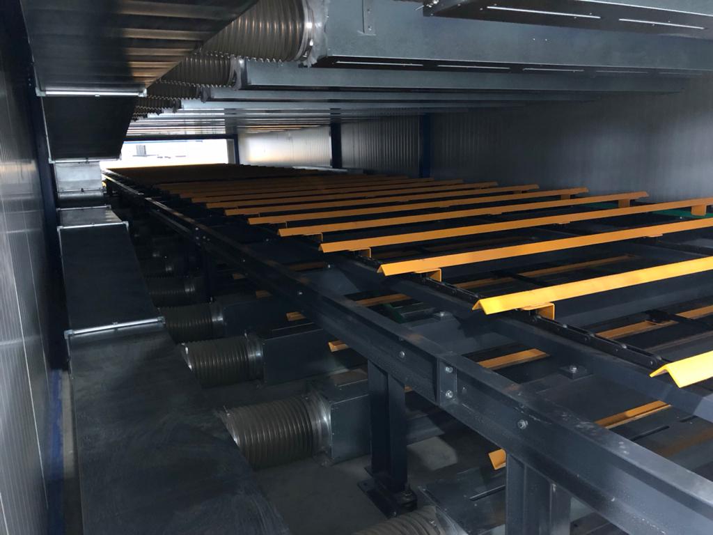 Вид внутри печи (печь внутренняя часть и пластинчатый конвейер)